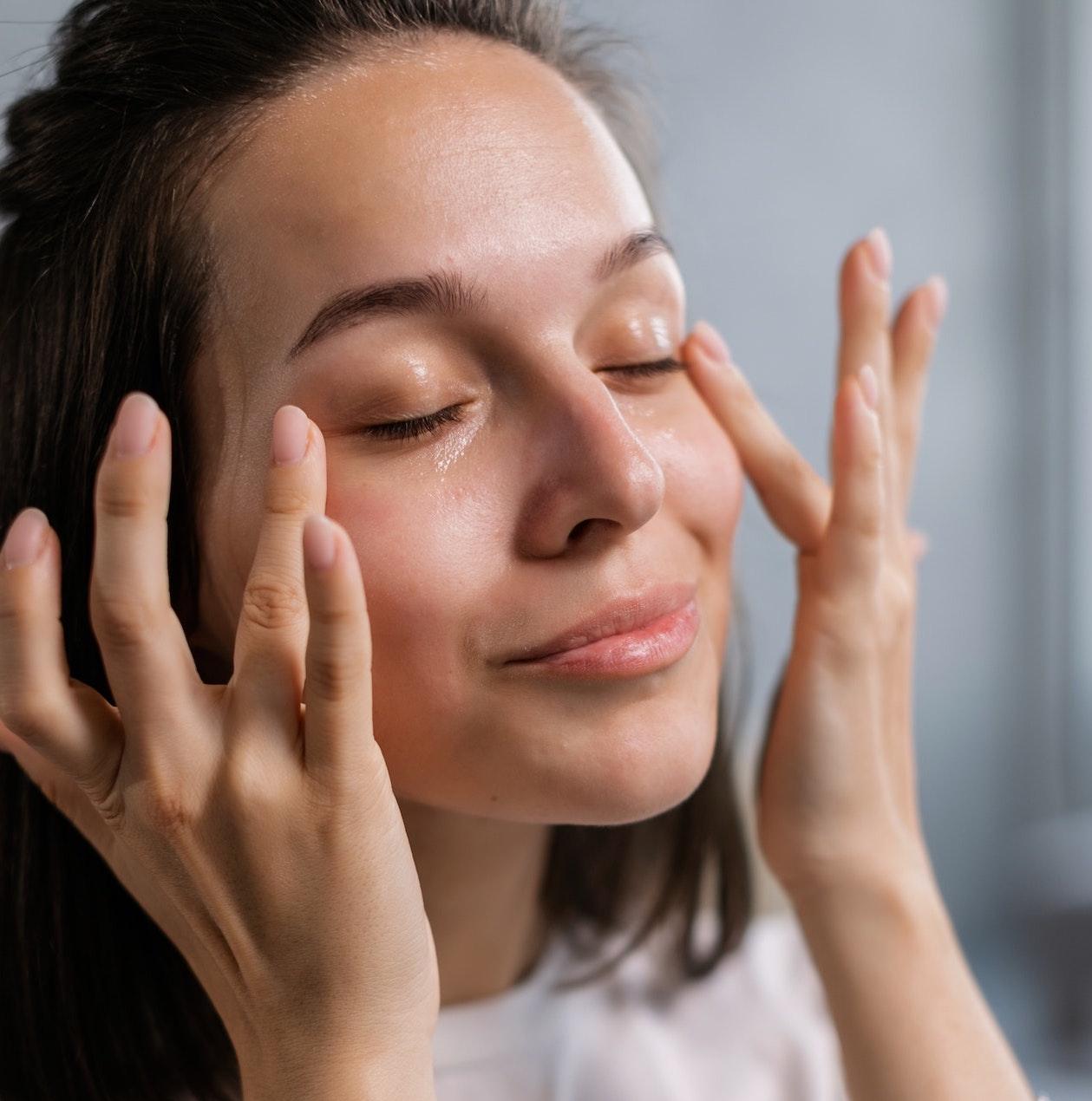 Descubra los beneficios de la crema natural para el contorno de ojos: dale la bienvenida a una piel joven y radiante - Abbey Essentials