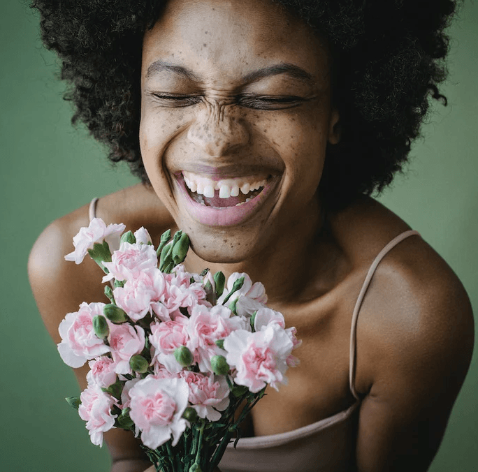 11 eteeristä öljyä, jotka auttavat kohottamaan mielialaasi ja vapauttamaan onnellisuushormoneja